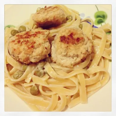 Куриные фрикадельки с пастой в сливочном соусе с зеленым горошком