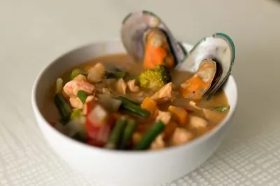 Густой томатный суп с лососем, тигровыми креветками и мидиями