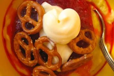 Тыквенная манная каша с кули из брусники и солёным претцелем