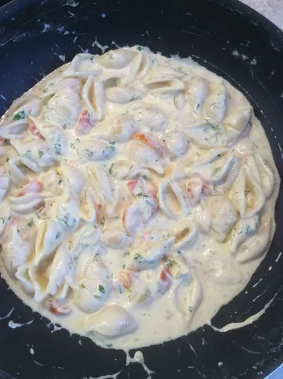 Паста в сливочном соусе с чесноком и помидорами