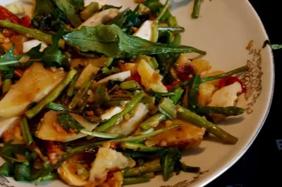 Салат из молодой спаржи с картофелем, авокадо и рукколой