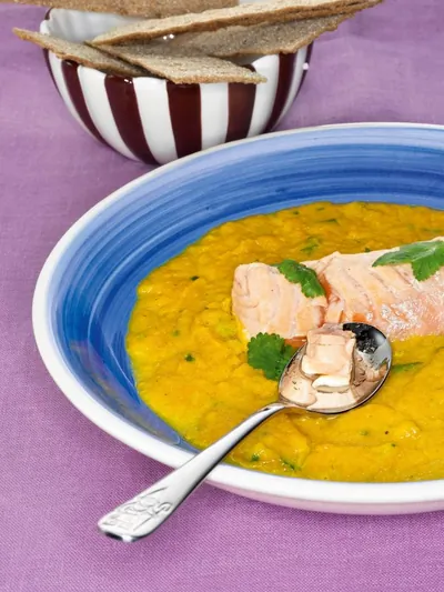 Морковный суп с рыбой и кинзой