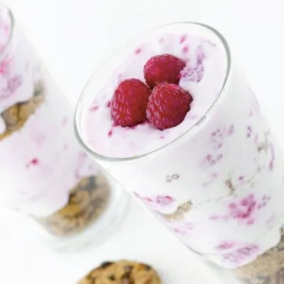 Десерт из малины с греческим йогуртом и печеньем