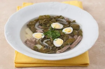 Щи щавелевые с говядиной и перепелиными яйцами