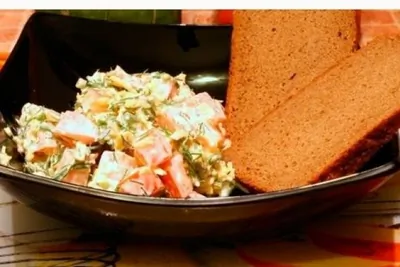 Салат из помидоров и сыра со сметаной