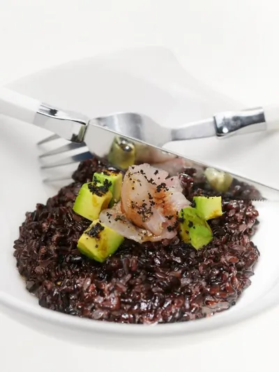 Ризотто из риса венере с авокадо и карпаччо из сибаса