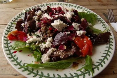 Салат с чечевицей и свеклой