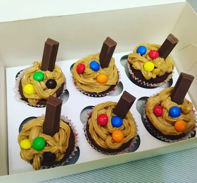 Шоколадные маффины с шоколадом и орешками