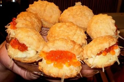 Тарталетки с сырной начинкой и икрой