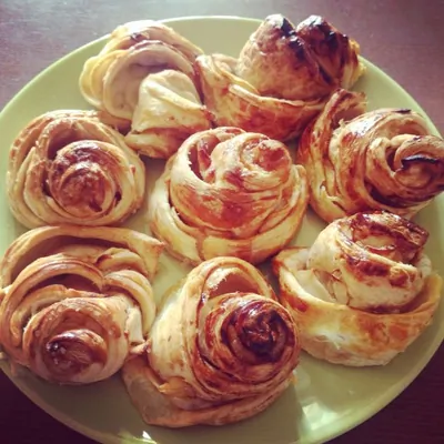 Слоеные розы с яблоками