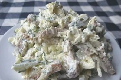 Сырный салат с сухариками и солеными огурцами