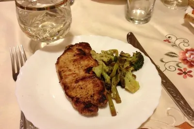 Маринованный стейк из свинины со спаржей