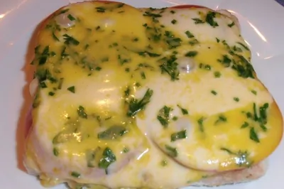 Пикантный бутерброд с анчоусным маслом и помидором