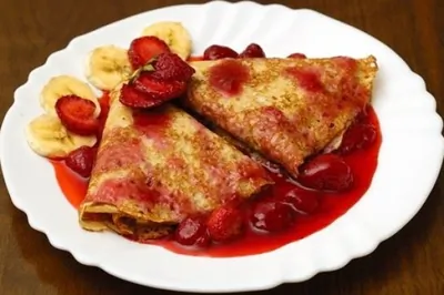 Банановые блинчики с клубничным соусом