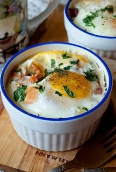 Запеченные яйца с беконом и томатами