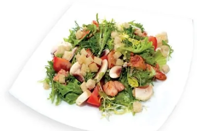 Римский салат со свежими шампиньонами