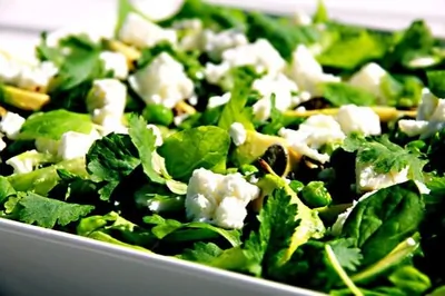 Салат из зеленого горошка, авокадо и зелени