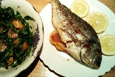 Запеченная дорада с лимоном и ароматными травами