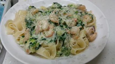 Паста с креветками и шпинатом под сливочно-чесночным соусом