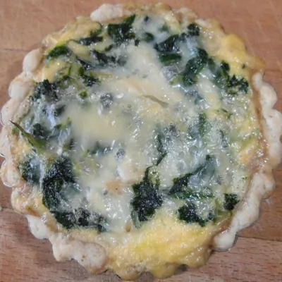 Ореховая тарталетка с горгонзолой и шпинатом