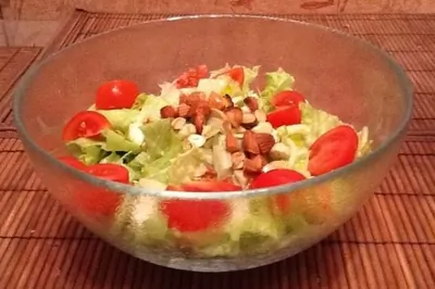 Легкий салат с черри и орехами