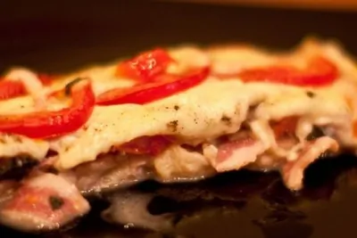 Пирог с беконом и моцареллой