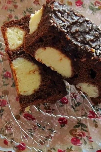 Шоколадный пирог с творожно-кокосовыми шариками