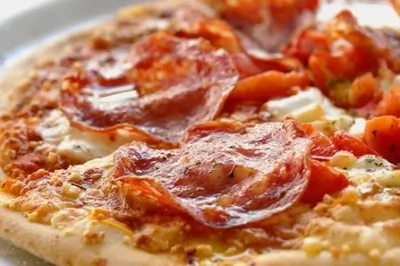 Пицца от с колбасой и маринованным луком