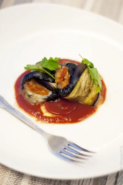 Баклажановые рулетики с моцареллой и томатным соусом