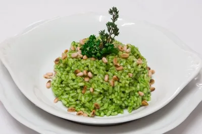 Ризотто с соусом песто и кедровыми орешками