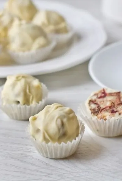 Ореховые конфеты с клюквой в белом шоколаде