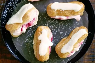Эклеры с малиновым кремом и белым шоколадом
