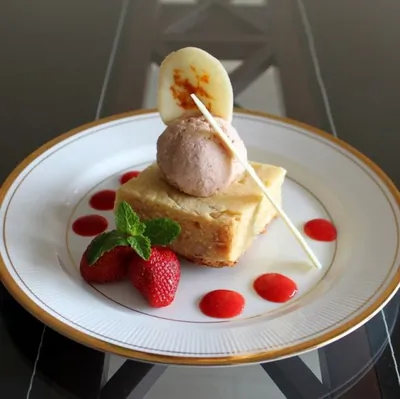 Блонди с клубничным мороженым и апельсиновым тюилем