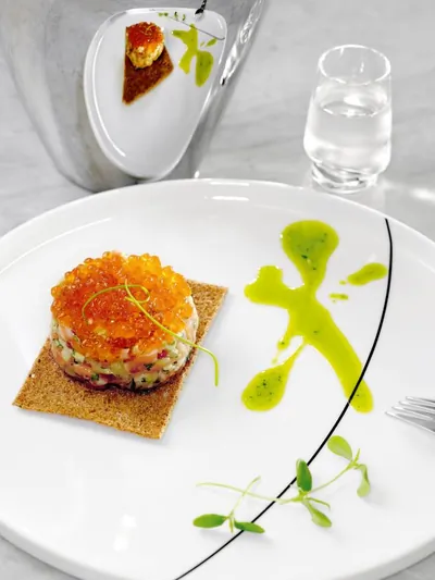 Тартар из лосося с огурцами и икрой