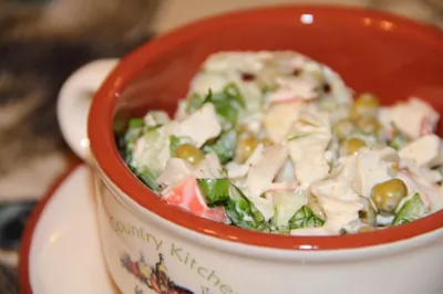 Салат с крабовыми палочками, огурцом и зеленым горошком