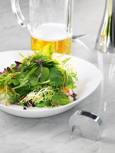 Салат из шпината, щавеля, фризе и водорослей