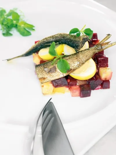 Салат со шпротами, перепелиными яйцами и корнеплодами