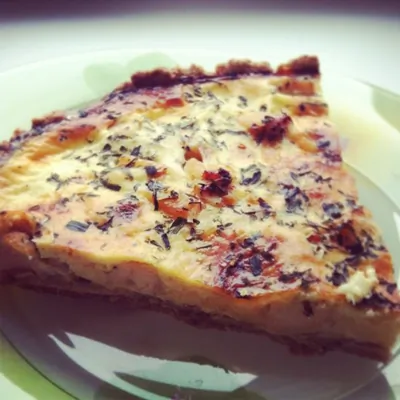 Киш с курицей и сыром мюнстер