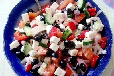 Греческий салат с плавленым сыром