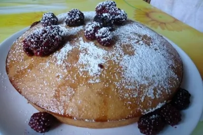 Пирог с орехами и ежевикой