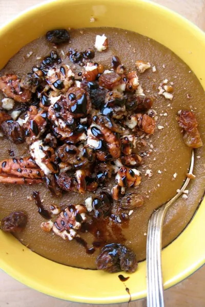 Манная каша с пеканом, изюмом и патокой