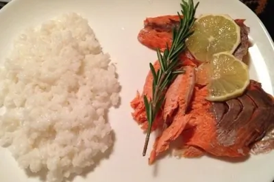 Нерка, запеченная в морской соли с лимонной цедрой