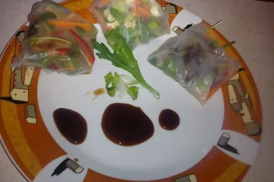 Рисовые блинчики с рукколой, морковью, луком и мясом