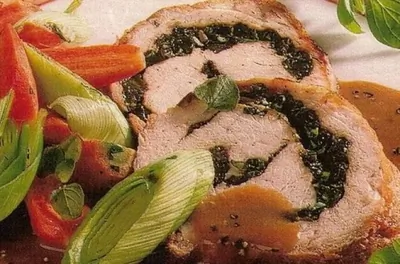 Рулетики из индейки со шпинатом и сыром в беконе