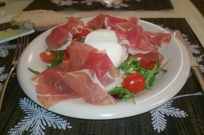Салат с пармской ветчиной, моцареллой и рукколой
