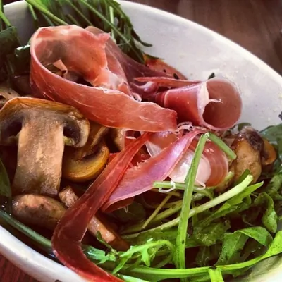 Салат из рукколы с прошутто