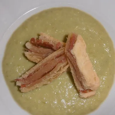 Слоеные сэндвичи с салями и пюре из лука-порея