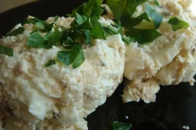 Рыбный салат с рисом и сыром