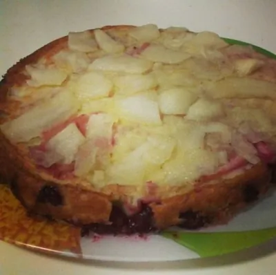 Клафути с вишней и яблоками