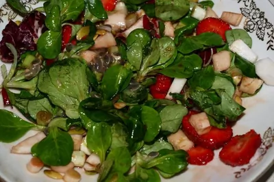 Сочный весенний салат из клубники, салатных листьев, репы с заправкой из гранадиллы